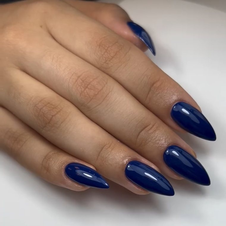 Donkerblauwe glanzende almond-nagels, zijaanzicht